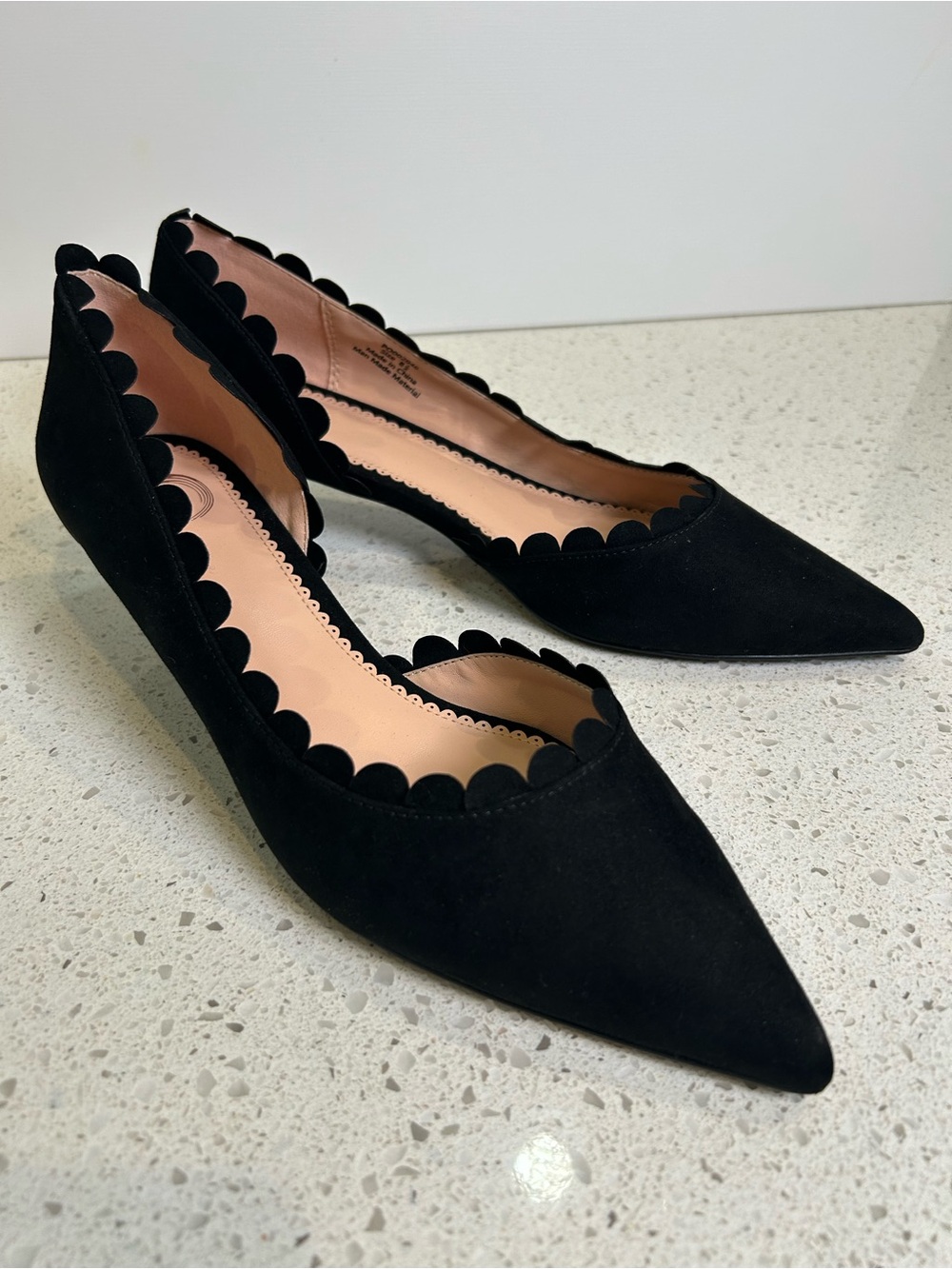 JOURNEE COLLECTION Black Scalloped Edge Taavi Pointed Toe Kitten Heel 8.5